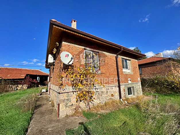 Къща, с двор, с.Дълбок извор