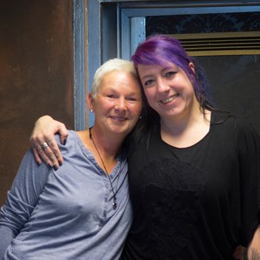 1.Brustkrebstattoo-Tag2016, Carola mit ihrer Tätowiererin Bine Rockensüß, Fru Tattoo, Uelzen; Foto: Shenevra Punk Pics
