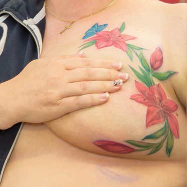 Brustkrebstattoo-Tag 2016, Der Blick in den Spiegel, Kinu Hana Tattoo, Lübeck; Foto: www.hansemeister.com