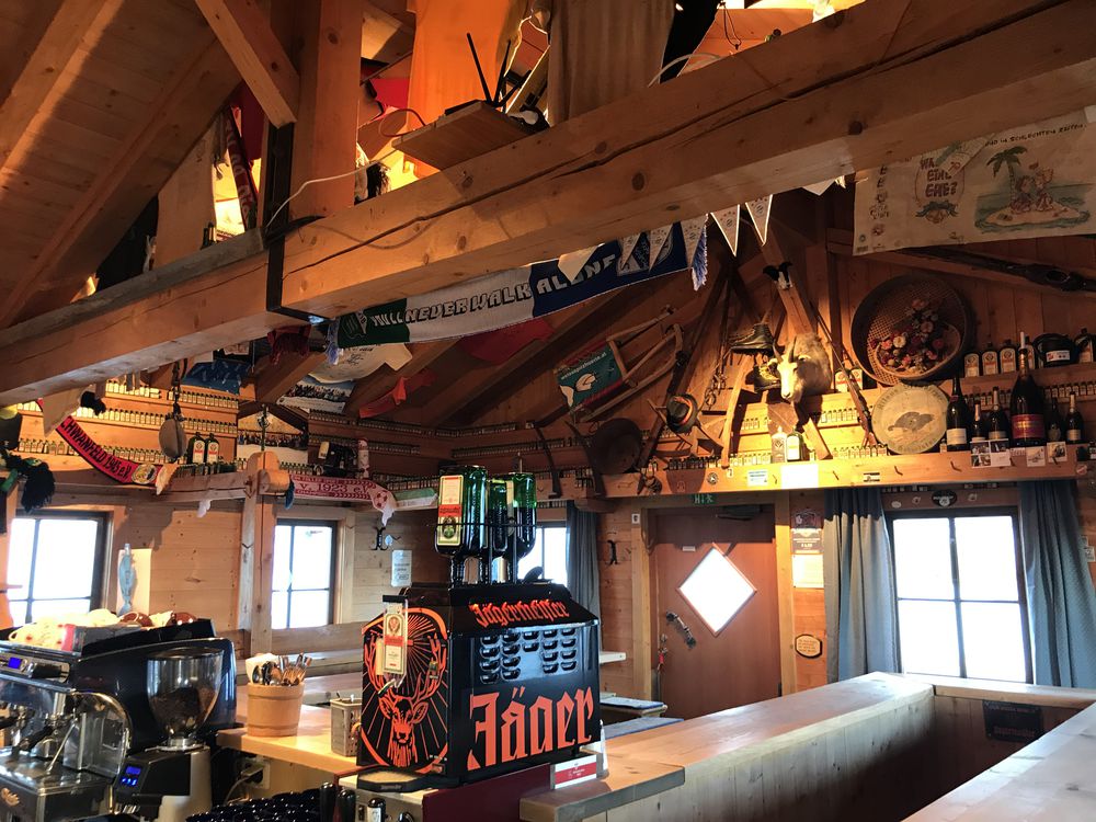 Weißspitz Hütte Saisonstart 2019 - Bar wartet auf Gäste