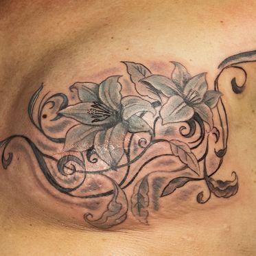 1.Brustkrebstattoo-Tag; Carolas fertiges Tattoo; Fru Tattoo, Uelzen; Foto: Shenevra Punk Pics