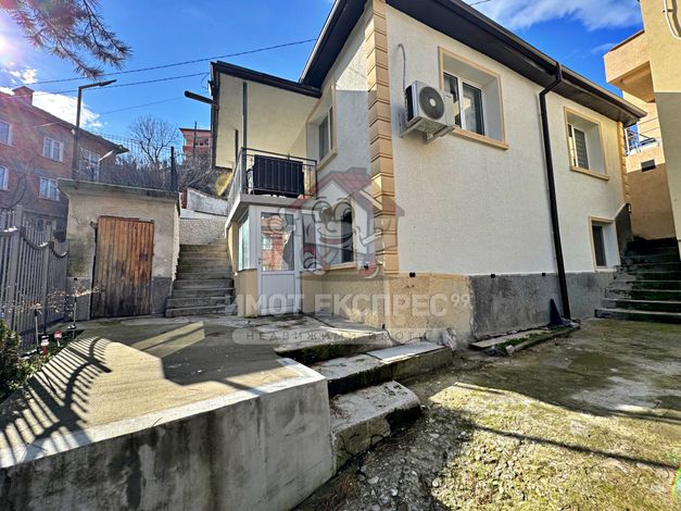 Къща с двор,кв.Метоха