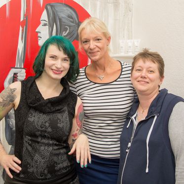 Brustkrebstattoo-Tag 2016, geschafft! , 3 fröhliche Gesichter bei Kinu Hana Tattoo, Lübeck; Foto: www.hansemeister.com